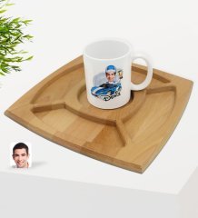 Kişiye Özel Erkek Rallici Karikatürlü Beyaz Kupa ve Doğal Masif Ahşap 4 Bölmeli Sunum Tabağı Çerezlik Hediye Seti-1