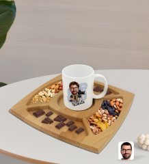 Kişiye Özel Erkek Fotoğrafçı Karikatürlü Beyaz Kupa ve Doğal Masif Ahşap 4 Bölmeli Sunum Tabağı Çerezlik Hediye Seti-1