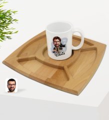 Kişiye Özel Erkek Fotoğrafçı Karikatürlü Beyaz Kupa ve Doğal Masif Ahşap 4 Bölmeli Sunum Tabağı Çerezlik Hediye Seti-1