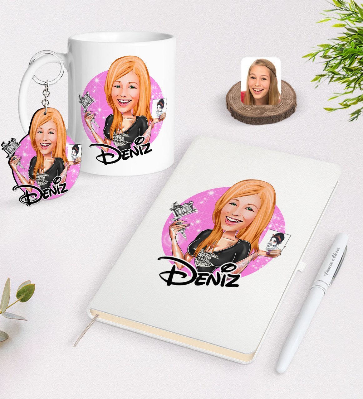 Kişiye Özel Kadın Dövme Sanatçısı Karikatürlü Beyaz Defter Kalem Kupa ve Anahtarlık Hediye Seti-1