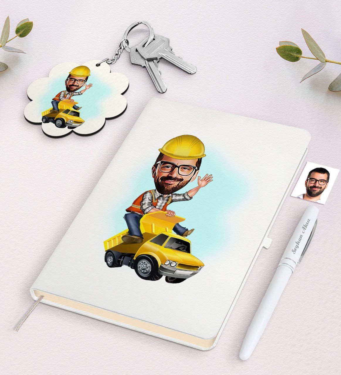 Kişiye Özel Erkek Yol Mühendisi Karikatürlü Beyaz Defter Kalem ve Anahtarlık Hediye Seti