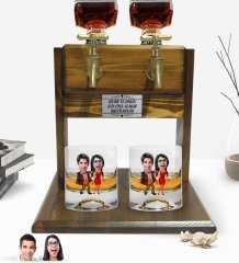 Kişiye Özel Renkli Baskılı Sevgililer Karikatürlü İkili Viski Bardağı ve Çift Musluklu Doğal Ahşap Viski Standı-4