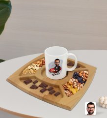 Kişiye Özel Erkek Patron Karikatürlü Beyaz Kupa ve Doğal Masif Ahşap 4 Bölmeli Sunum Tabağı Çerezlik Hediye Seti-1