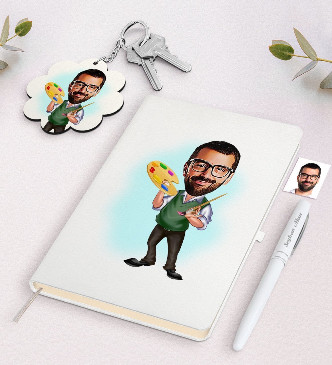 Kişiye Özel Erkek Ressam Karikatürlü Beyaz Defter Kalem ve Anahtarlık Hediye Seti