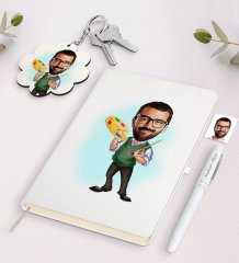 Kişiye Özel Erkek Ressam Karikatürlü Beyaz Defter Kalem ve Anahtarlık Hediye Seti