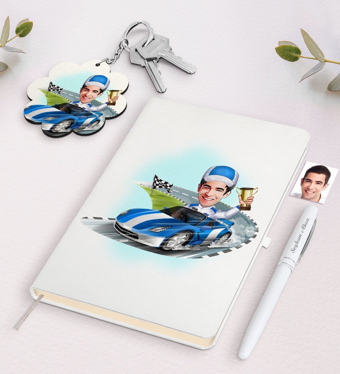 Kişiye Özel Erkek Rallici Karikatürlü Beyaz Defter Kalem ve Anahtarlık Hediye Seti