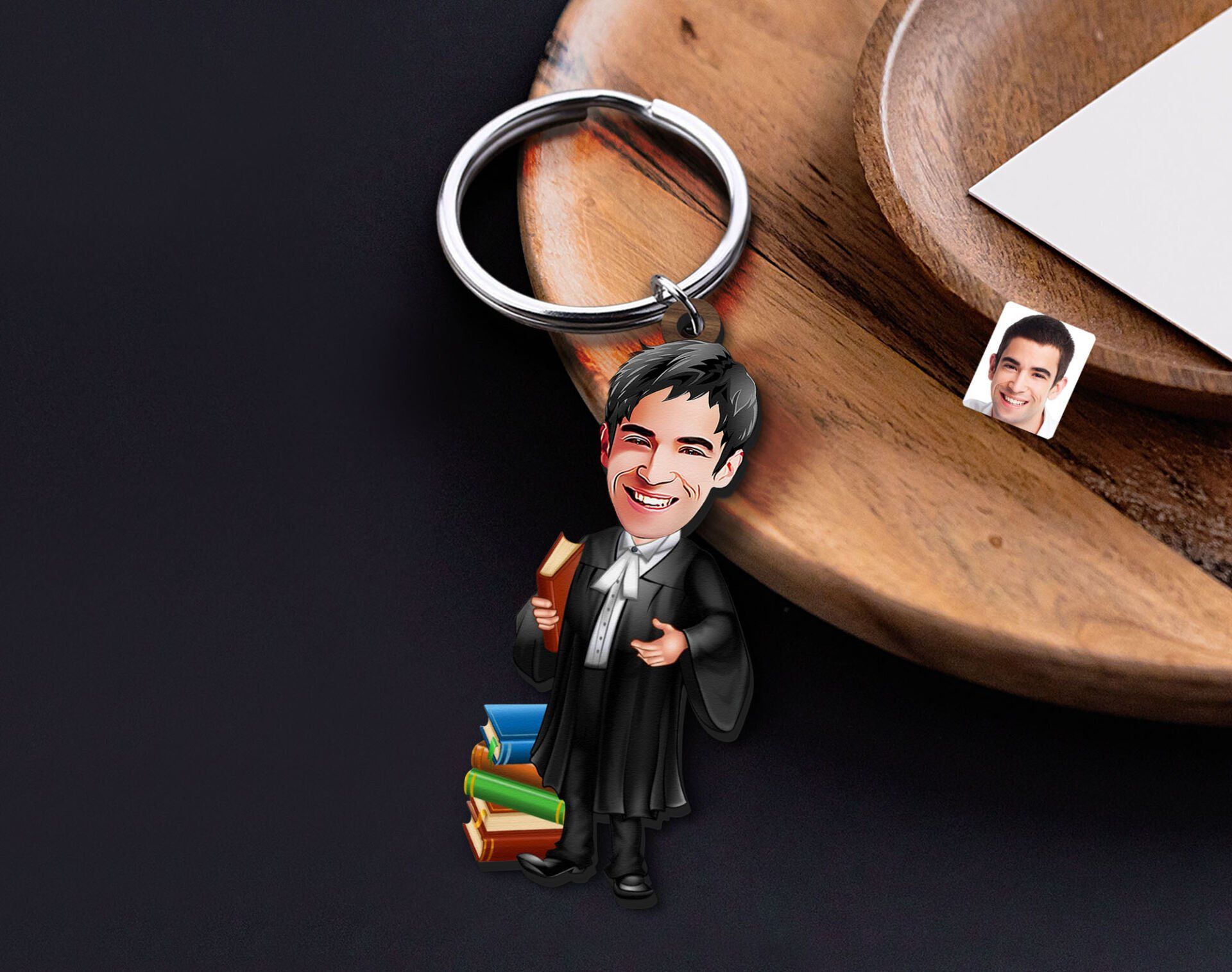 BK Gift Kişiye Özel Erkek Avukat Karikatürlü Ahşap Anahtarlık-7 Sevgiliye Hediye, Arkadaşa Hediye, Doğum Günü Hediyesi