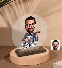 Kişiye Özel Erkek Patron Karikatürlü Yuvarlak Ahşap Standlı Biblo-3