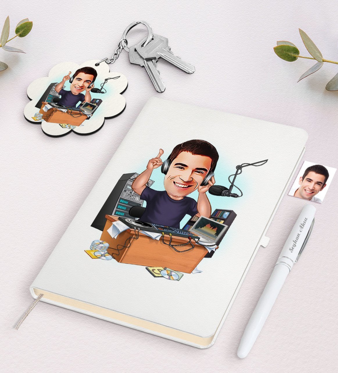 Kişiye Özel Erkek Radyocu Karikatürlü Beyaz Defter Kalem ve Anahtarlık Hediye Seti