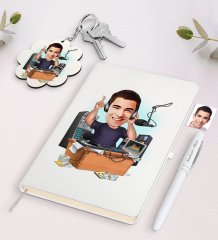 Kişiye Özel Erkek Radyocu Karikatürlü Beyaz Defter Kalem ve Anahtarlık Hediye Seti