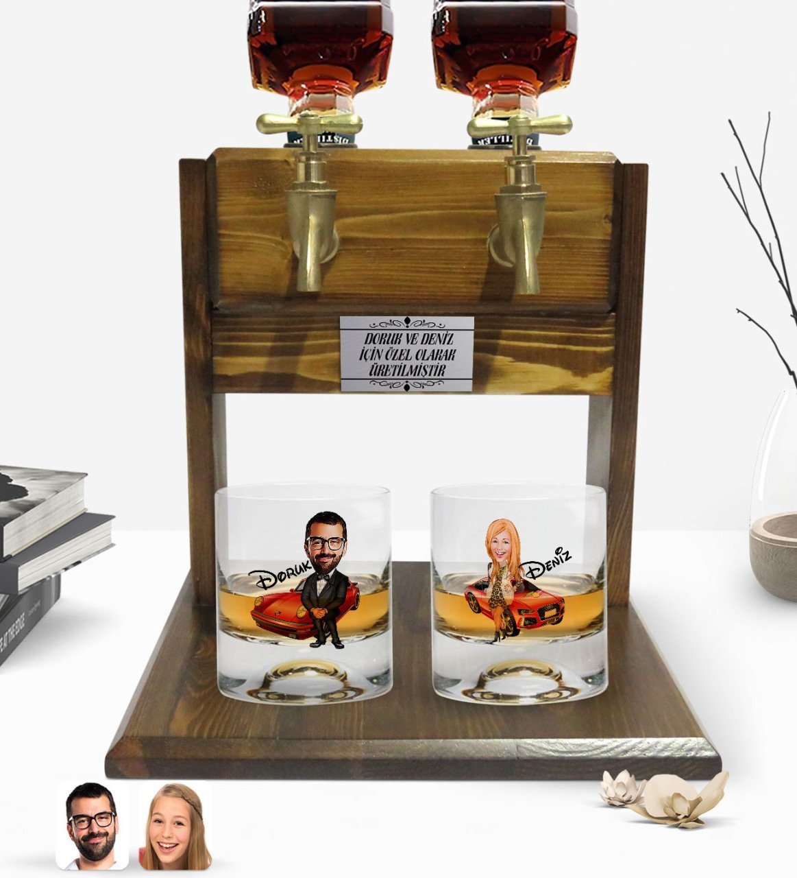 Kişiye Özel Renkli Baskılı Erkek ve Kadın Karikatürlü İkili Viski Bardağı ve Çift Musluklu Doğal Ahşap Viski Standı-8