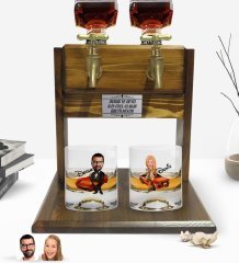 Kişiye Özel Renkli Baskılı Erkek ve Kadın Karikatürlü İkili Viski Bardağı ve Çift Musluklu Doğal Ahşap Viski Standı-8