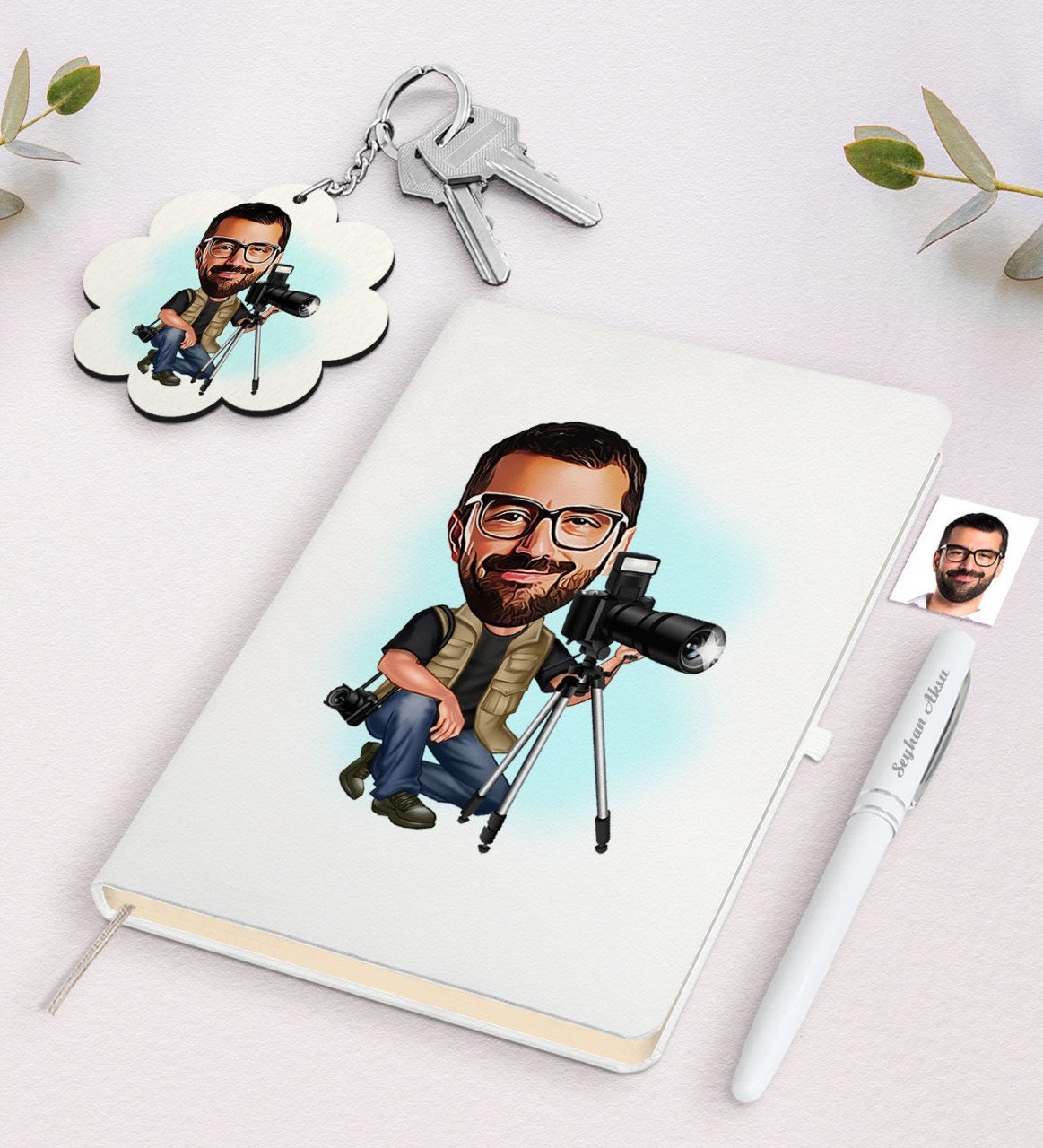 Kişiye Özel Erkek Profesyonel Fotoğrafçı Karikatürlü Beyaz Defter Kalem ve Anahtarlık Hediye Seti