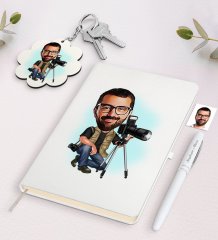 Kişiye Özel Erkek Profesyonel Fotoğrafçı Karikatürlü Beyaz Defter Kalem ve Anahtarlık Hediye Seti