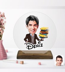 Kişiye Özel Erkek Öğretmen Karikatürlü Yuvarlak Ahşap Standlı Biblo-1