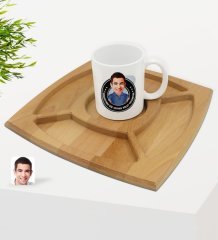 Kişiye Özel Erkek Nihayetinde Karikatürlü Beyaz Kupa ve Doğal Masif Ahşap 4 Bölmeli Sunum Tabağı Çerezlik Hediye Seti-3