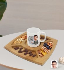 Kişiye Özel Erkek Nihayetinde Karikatürlü Beyaz Kupa ve Doğal Masif Ahşap 4 Bölmeli Sunum Tabağı Çerezlik Hediye Seti-2
