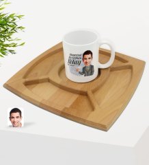 Kişiye Özel Erkek Nihayetinde Karikatürlü Beyaz Kupa ve Doğal Masif Ahşap 4 Bölmeli Sunum Tabağı Çerezlik Hediye Seti-2