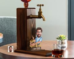 BK Gift Kişiye Özel Adam Karikatürlü Musluklu Ahşap Viski Standı-1, Viski Çeşmesi, Doğum Günü Hediyesi, İçecek Dispenseri