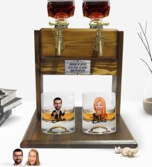 Kişiye Özel Renkli Baskılı Erkek ve Kadın Karikatürlü İkili Viski Bardağı ve Çift Musluklu Doğal Ahşap Viski Standı-4