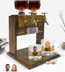 Kişiye Özel Renkli Baskılı Erkek ve Kadın Karikatürlü İkili Viski Bardağı ve Çift Musluklu Doğal Ahşap Viski Standı-4