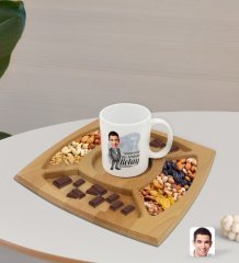 Kişiye Özel Erkek Nihayetinde Karikatürlü Beyaz Kupa ve Doğal Masif Ahşap 4 Bölmeli Sunum Tabağı Çerezlik Hediye Seti-1