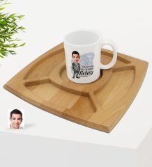 Kişiye Özel Erkek Nihayetinde Karikatürlü Beyaz Kupa ve Doğal Masif Ahşap 4 Bölmeli Sunum Tabağı Çerezlik Hediye Seti-1