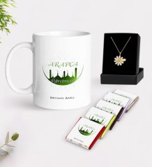 Kişiye Özel Arapça Öğretmeni Beyaz Kupa Çikolata ve İsimli Papatya Kolye Hediye Seti-2