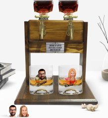 Kişiye Özel Renkli Baskılı Erkek ve Kadın Karikatürlü İkili Viski Bardağı ve Çift Musluklu Doğal Ahşap Viski Standı-3