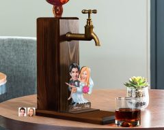 BK Gift Kişiye Özel Evleniyoruz Karikatürlü Musluklu Ahşap Viski Standı-9, Viski Çeşmesi, Doğum Günü Hediyesi, İçecek Dispenseri