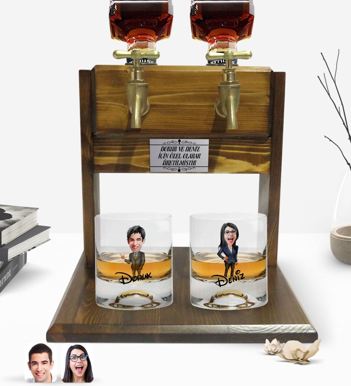 Kişiye Özel Renkli Baskılı Erkek ve Kadın Karikatürlü İkili Viski Bardağı ve Çift Musluklu Doğal Ahşap Viski Standı-2