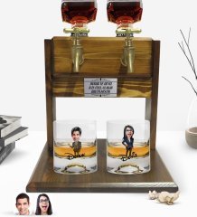 Kişiye Özel Renkli Baskılı Erkek ve Kadın Karikatürlü İkili Viski Bardağı ve Çift Musluklu Doğal Ahşap Viski Standı-2