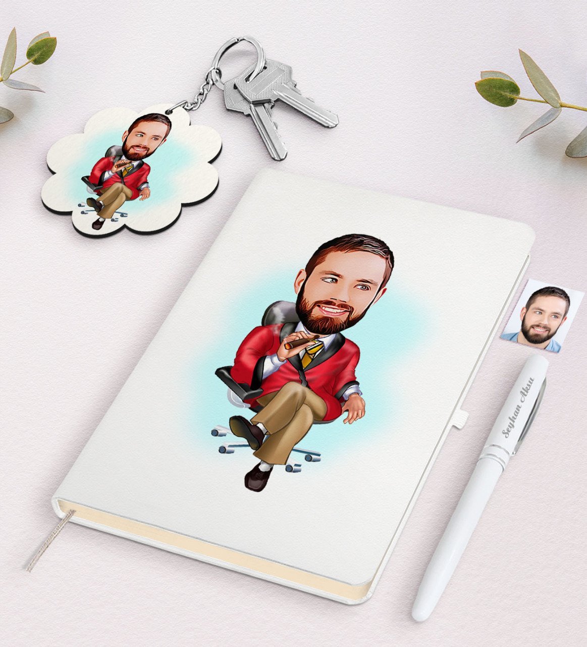 Kişiye Özel Erkek Patron Karikatürlü Beyaz Defter Kalem ve Anahtarlık Hediye Seti-2