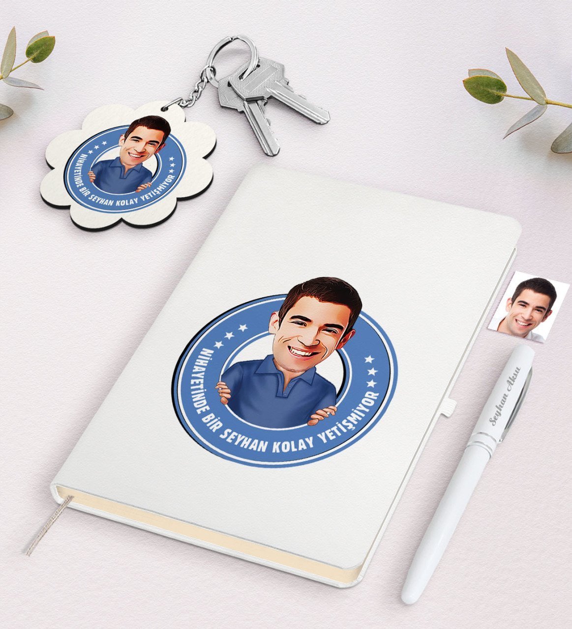 Kişiye Özel Erkek Kolay Yetişmiyor Karikatürlü Beyaz Defter Kalem ve Anahtarlık Hediye Seti-3