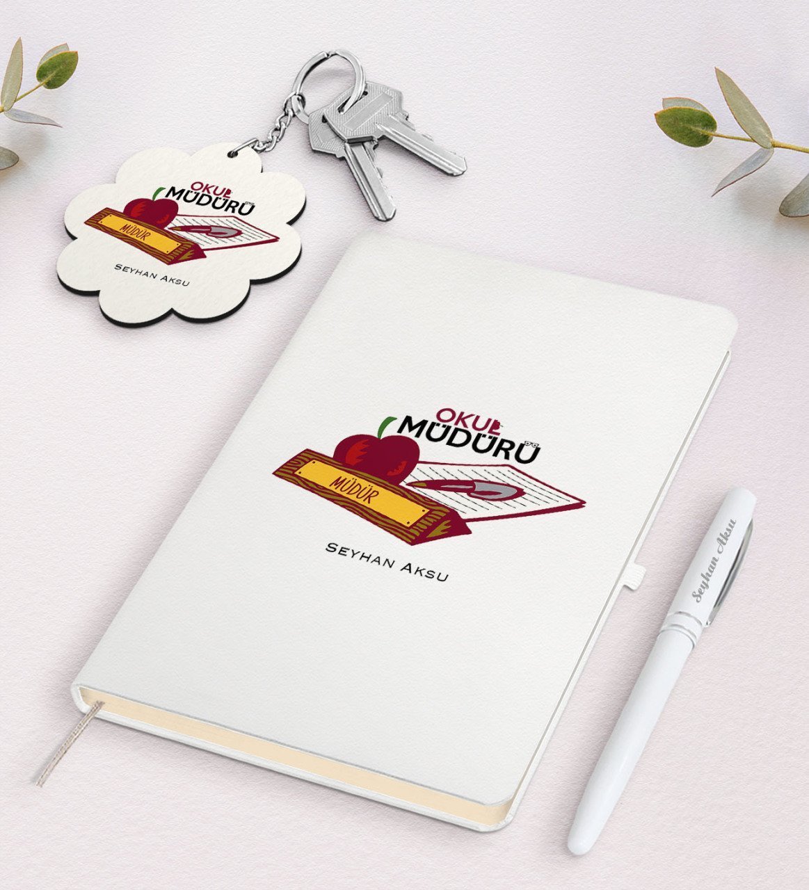 Kişiye Özel Okul Müdürü Beyaz Defter Kalem ve Anahtarlık Hediye Seti