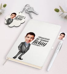 Kişiye Özel Erkek Kolay Yetişmiyor Karikatürlü Beyaz Defter Kalem ve Anahtarlık Hediye Seti-1