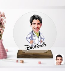 Kişiye Özel Erkek Doktor Karikatürlü Yuvarlak Ahşap Standlı Biblo-1