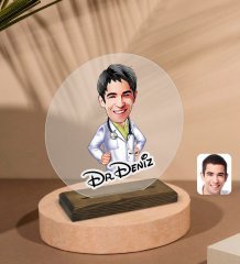 Kişiye Özel Erkek Doktor Karikatürlü Yuvarlak Ahşap Standlı Biblo-1