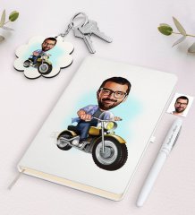 Kişiye Özel Erkek Motorcu Karikatürlü Beyaz Defter Kalem ve Anahtarlık Hediye Seti