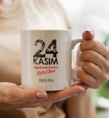BK Gift Kişiye Özel Öğretmenler Günü Tasarımlı Beyaz Kupa Yastık ve İsimli Papatya Kolye Hediye Seti- 8, Öğretmene Hediye, Öğretmenler Günü