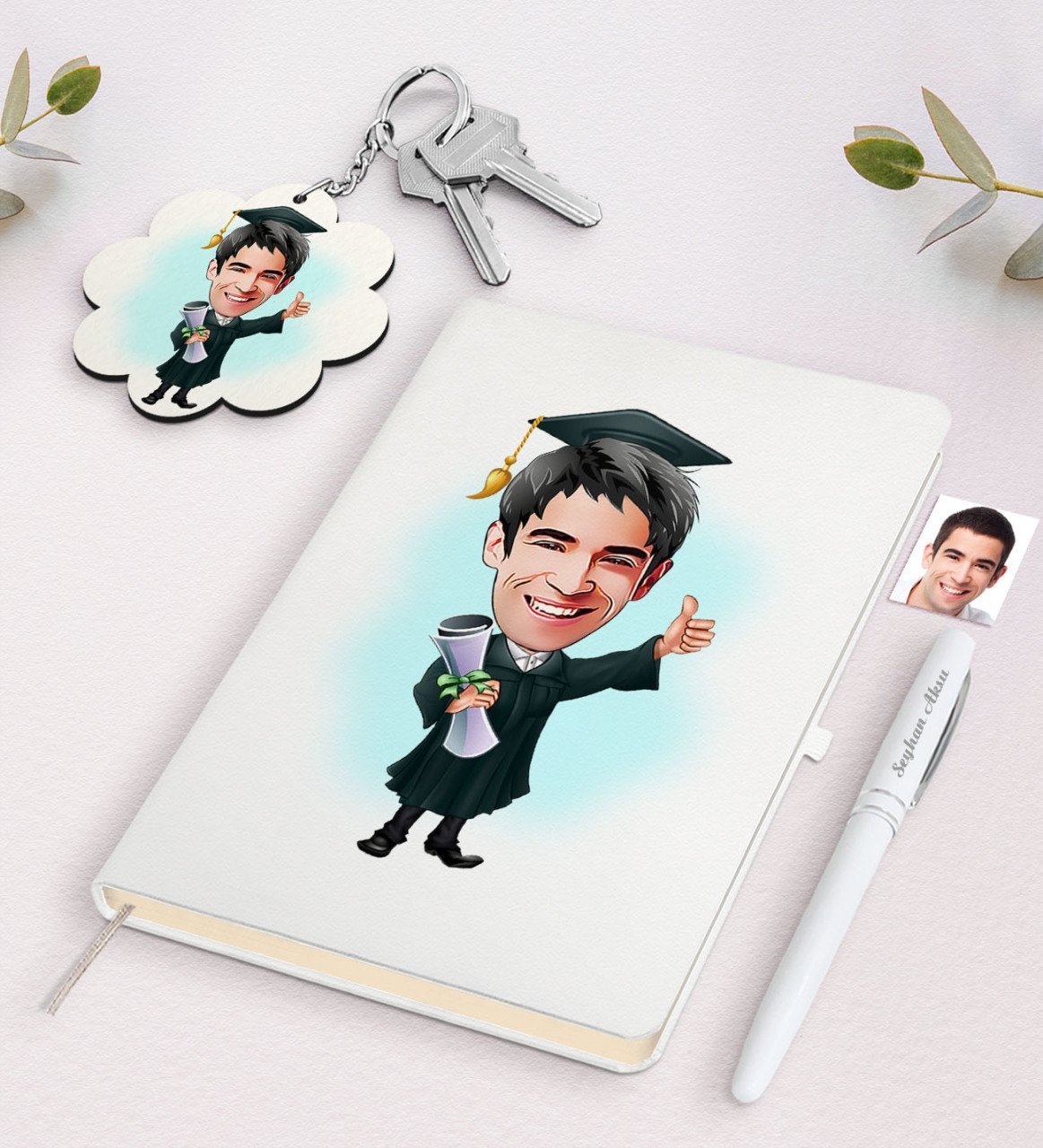 Kişiye Özel Erkek Mezun Karikatürlü Beyaz Defter Kalem ve Anahtarlık Hediye Seti