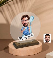 Kişiye Özel Erkek Diş Hekimi Karikatürlü Yuvarlak Ahşap Standlı Biblo-2