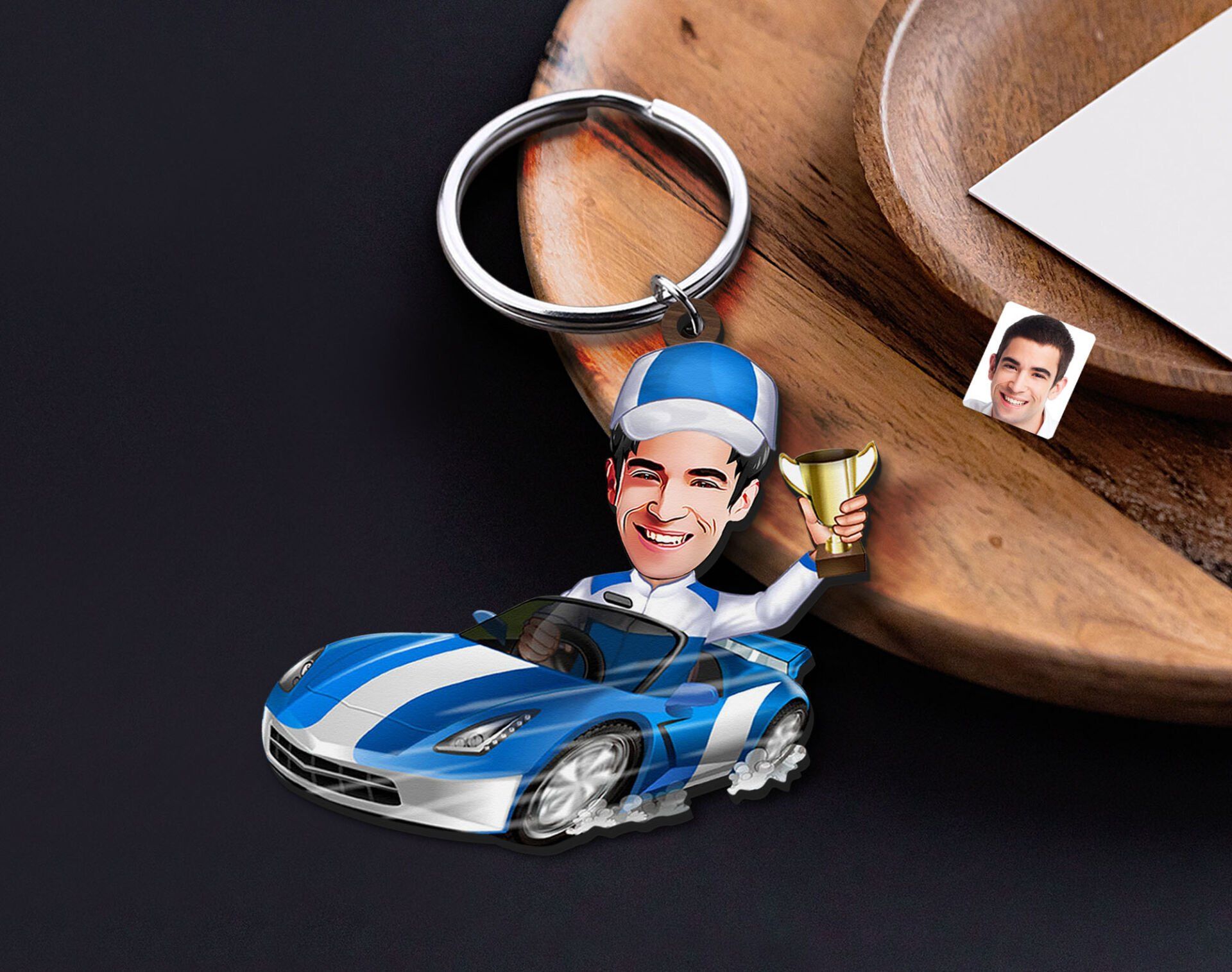 BK Gift Kişiye Özel Rallici Karikatürlü Ahşap Anahtarlık-1 Sevgiliye Hediye, Arkadaşa Hediye, Doğum Günü Hediyesi
