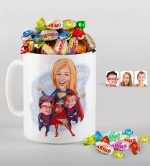 Kişiye Özel Anneler Günü Temalı Süper Anne ve Süper Çocuklar Karikatürlü Beyaz Kupa ve Haribo Şeker Hediye Seti-1