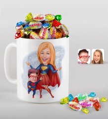 Kişiye Özel Anneler Günü Temalı Süper Anne ve Süper Çocuk Karikatürlü Beyaz Kupa ve Haribo Şeker Hediye Seti-1