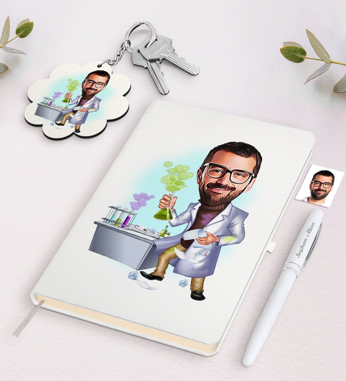 Kişiye Özel Erkek Kimyager Karikatürlü Beyaz Defter Kalem ve Anahtarlık Hediye Seti-1