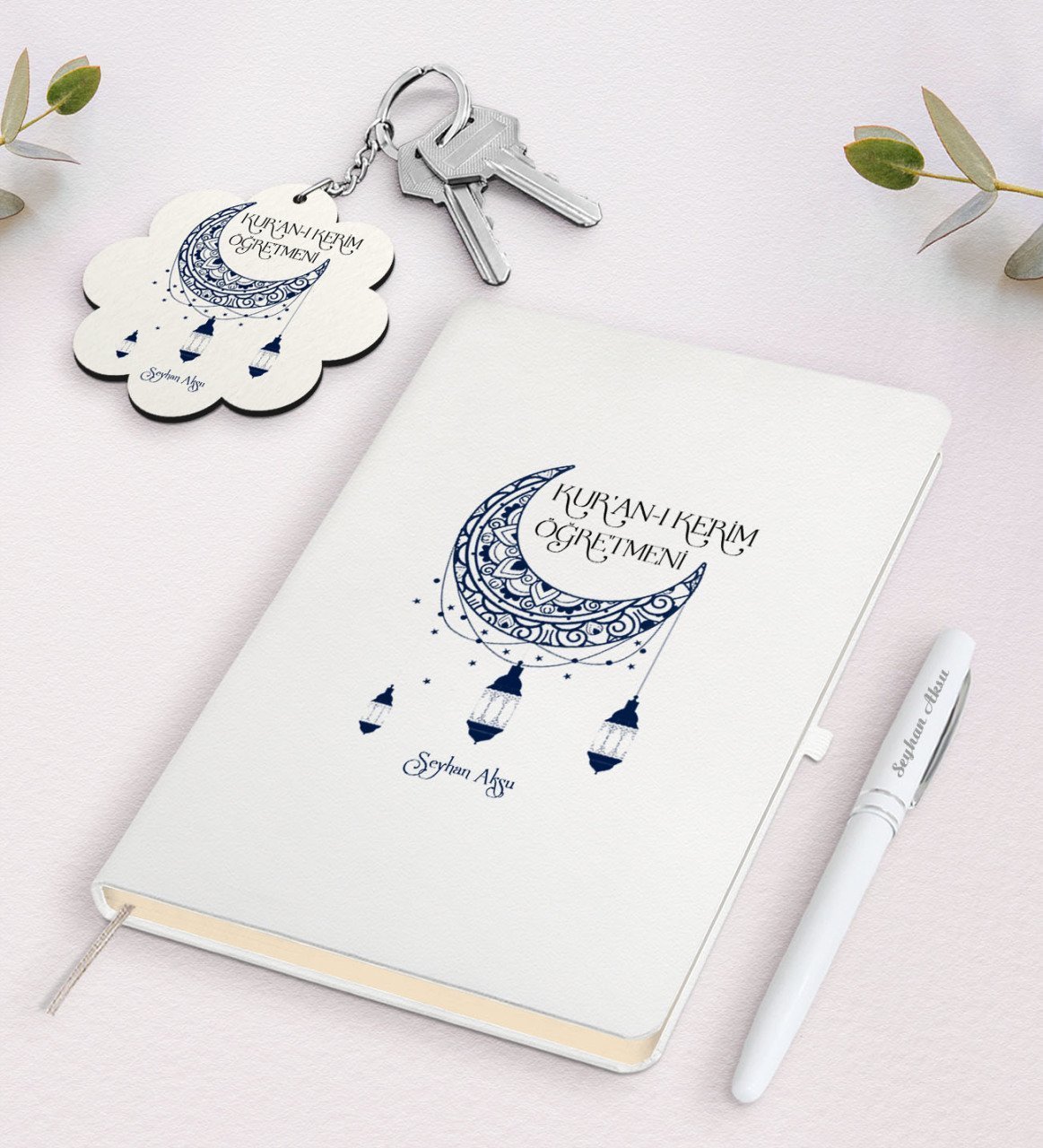 Kişiye Özel Kuran Öğretmeni Beyaz Defter Kalem ve Anahtarlık Hediye Seti