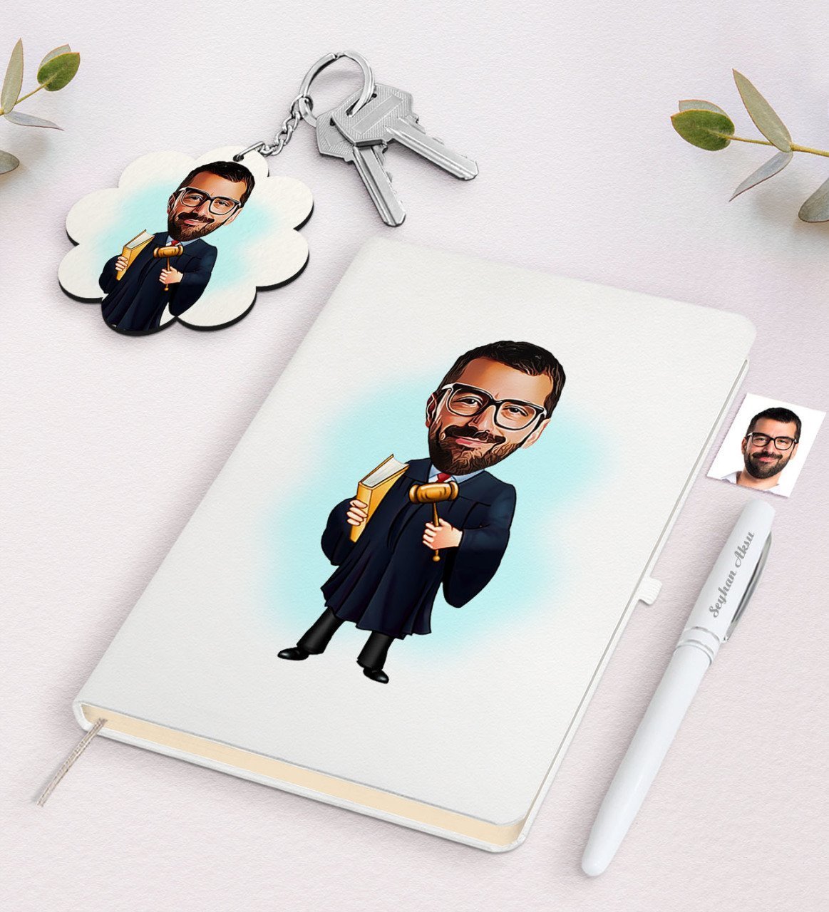 Kişiye Özel Erkek Hakim Karikatürlü Beyaz Defter Kalem ve Anahtarlık Hediye Seti