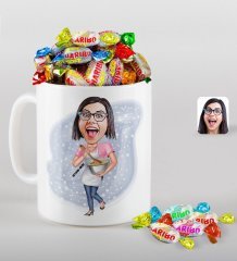 Kişiye Özel Anneler Günü Temalı Ev Hanımı Anne Karikatürlü Beyaz Kupa ve Haribo Şeker Hediye Seti-3