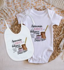 BK Kids Kişiye Özel Annemin Kahveye İhtiyacı Var Tasarımlı Bebek Body Zıbın ve Mama Önlüğü Hediye Seti - Model 1
